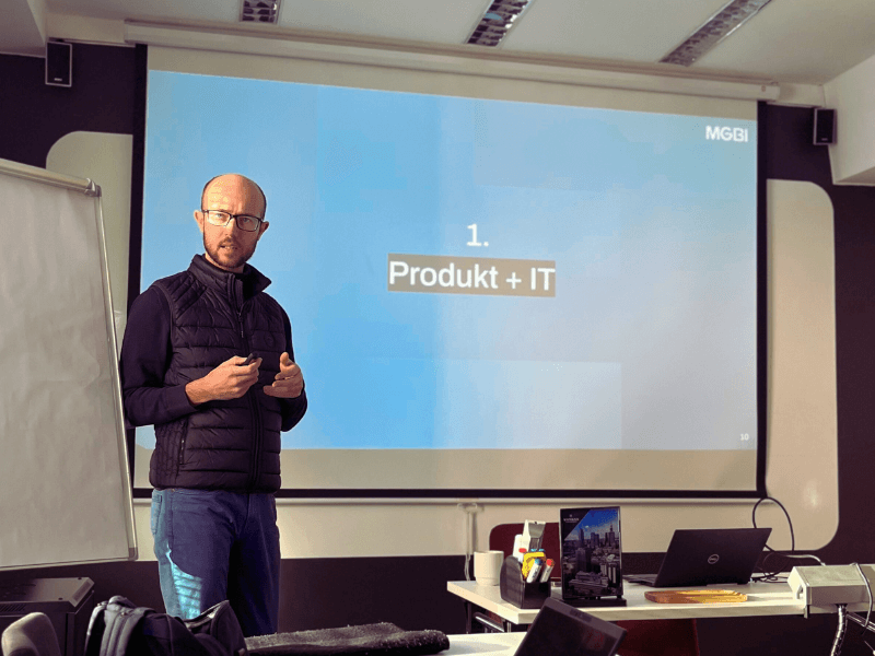 Prezes robi prezentację dla zespołu